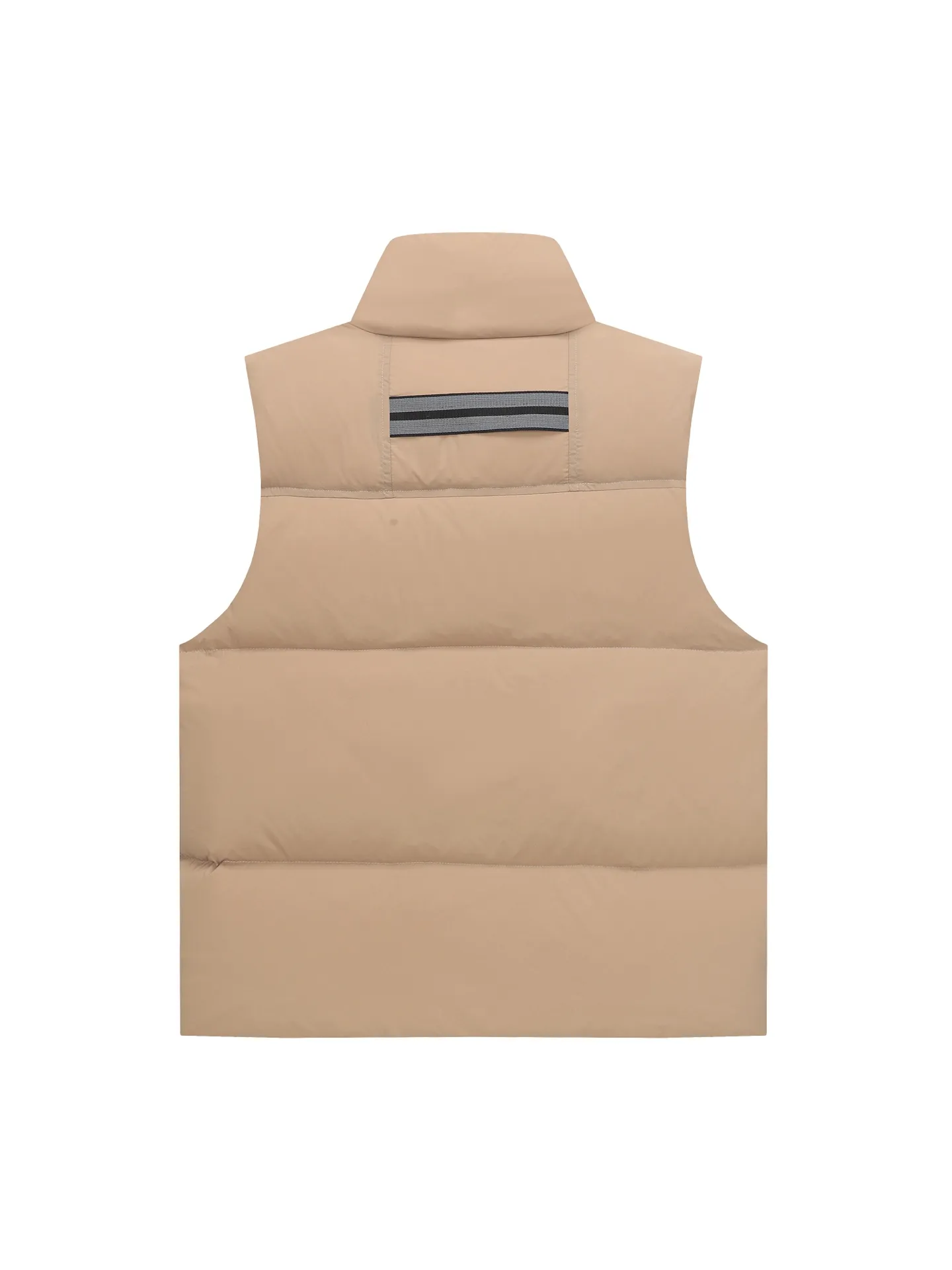 P560 Canada gooes Lawrence down vest (high version) The Lawrence down vest features a durable shell and quilted body, making it a must-have item for all seasons. The fabric has a durable soft touch. Longer hem at back for added protection. Reflective double-stripe grip tape at back. The Lawrence features an engineered down-filled collar to block strong winds, a two-way front zip and a longer rear hem.  Color: black with red label, black with black label, desert color, ocean blue Size: XS-2XL